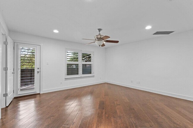 Building Photo - 6533 E Hill Dr