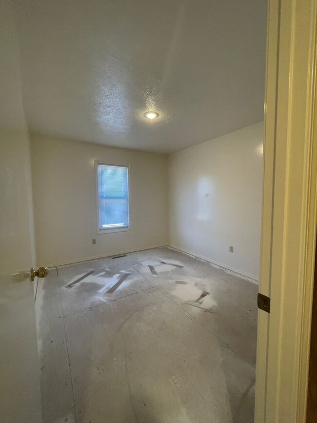 Building Photo - Southern Hills 3 Bedroom 2 Bath Duplex-New...
