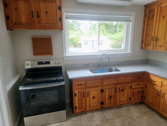 Building Photo - FOR RENT – Updated 3 Bedroom Brick Rancher in a Fantastic Location!