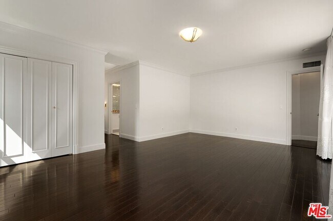 Building Photo - 519 N Rexford Dr