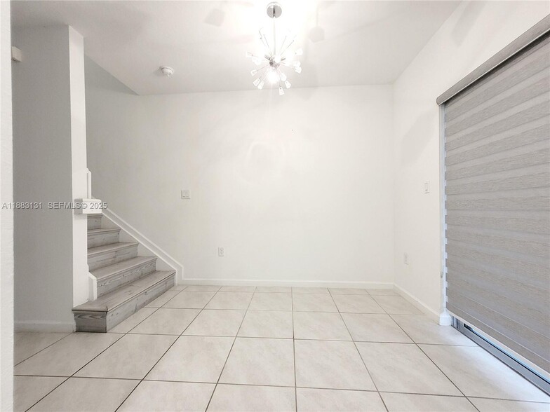 Building Photo - 541 NE 4th Ln