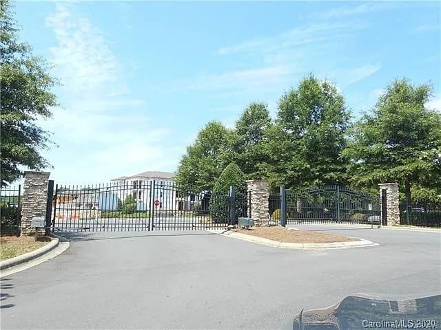 Building Photo - 2501 Silverthorn Dr