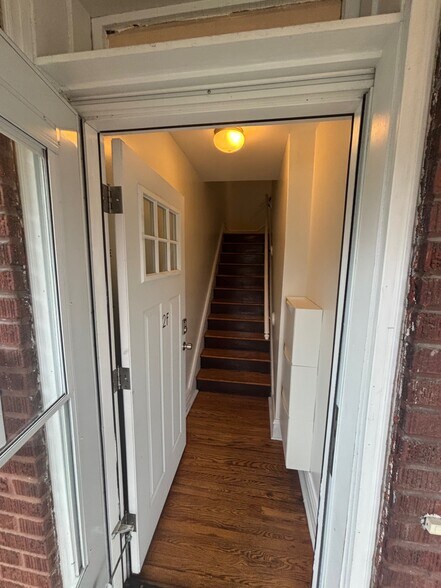 Primary Photo - 5054 Winona Ave