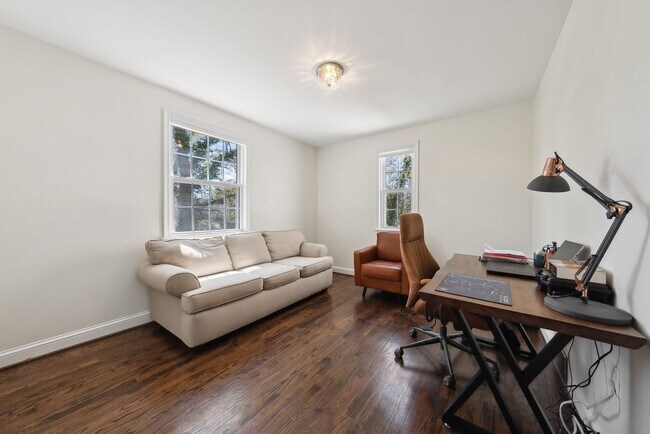 Building Photo - Spacious & Renovated Rental Home on Oversi...