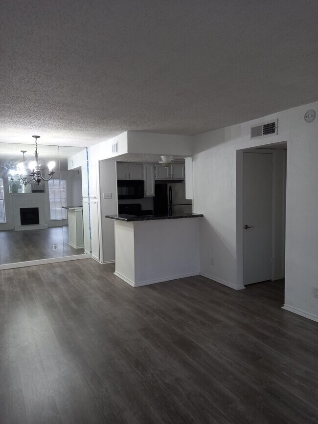 Building Photo - 9520 Royal Ln