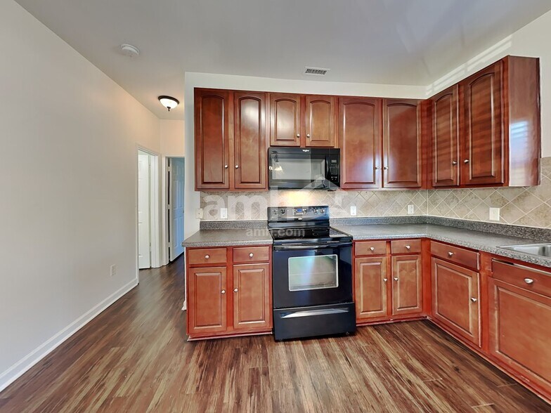 Building Photo - 1018 Skillbeck Rd