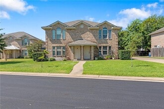 Building Photo - Great 3 Bed, 3 Bath Duplex for Fall 2026 Pre-Lease