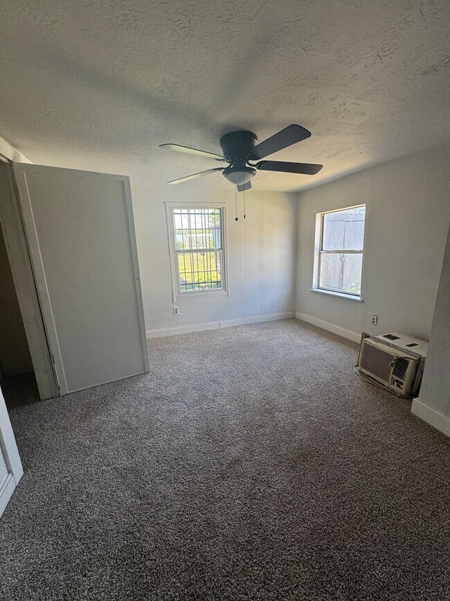 Building Photo - 3bedroom 1bathroom electric and water PAID...