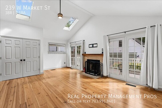 Building Photo - 239 W Market St-