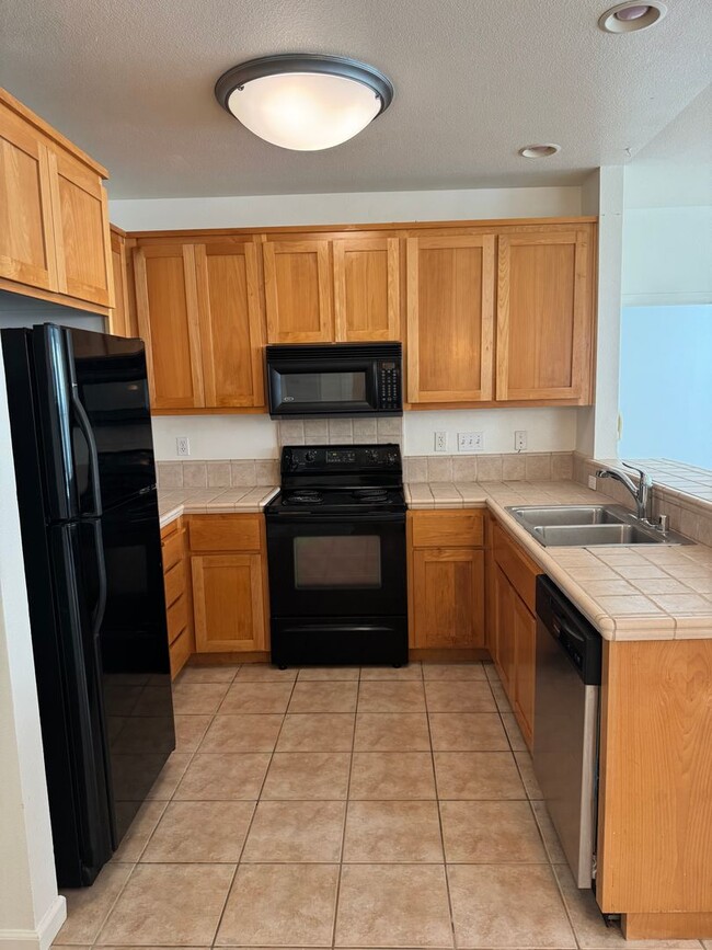 Building Photo - Downtown Oakland Secured access Condo with...