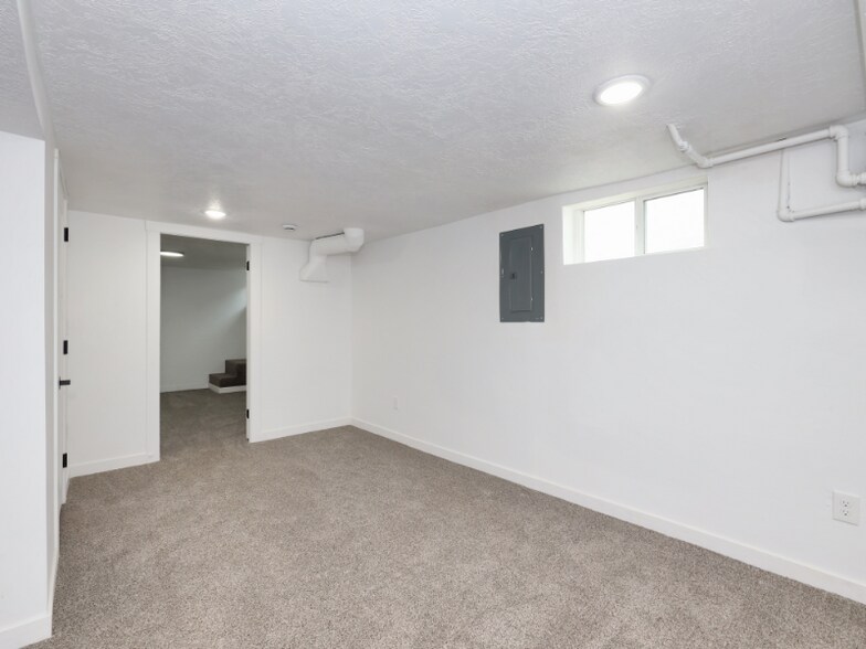 Building Photo - 2867 Kiesel Ave