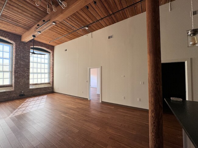 Building Photo - 400 Mills Ave