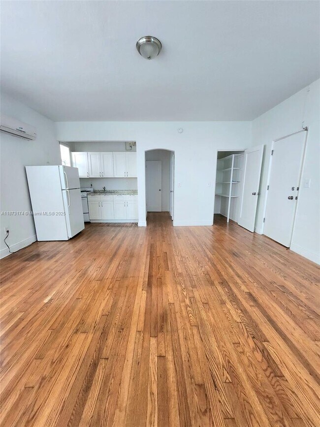 Building Photo - 7936 Harding Ave