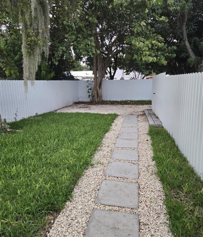 Building Photo - 4425 SW 21st St