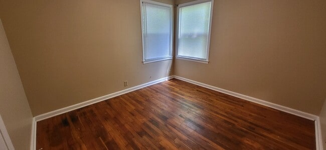 Building Photo - Southeast 2 BR house! 1 car garage! $995!