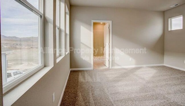 Building Photo - 1168 Solitaire St