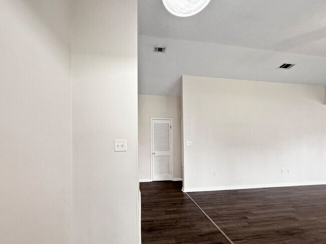 Building Photo - Charming Navarre Home with Hardwood Floors...