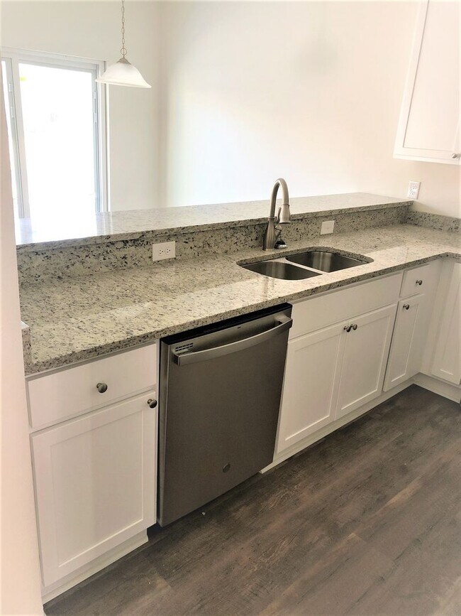 Building Photo - 2/2 Dolphin Villas Condo, Gulf Shores!