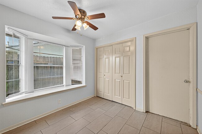 Building Photo - 3906 Glen Cove Cir
