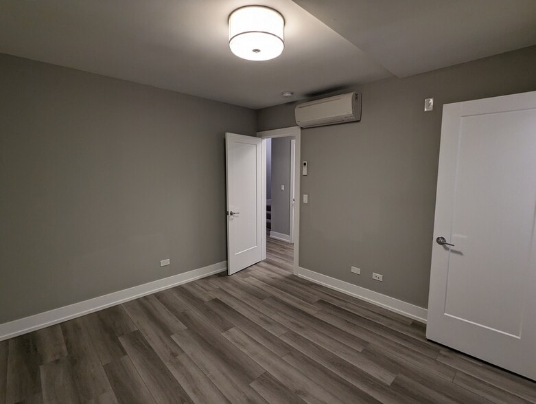 Building Photo - 440 W Belden Ave