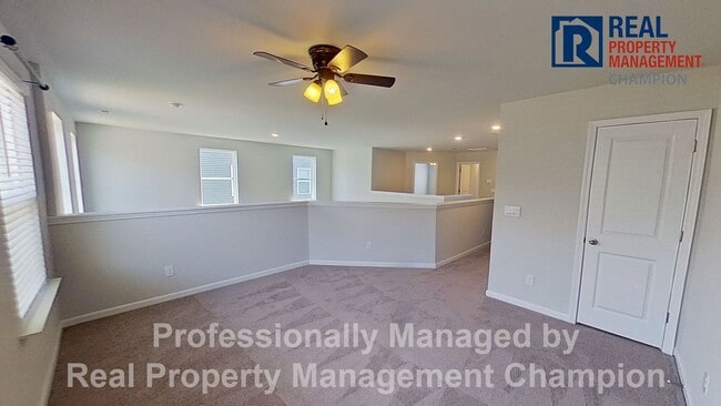 Building Photo - Beautiful and Spacious End Unit Townhouse