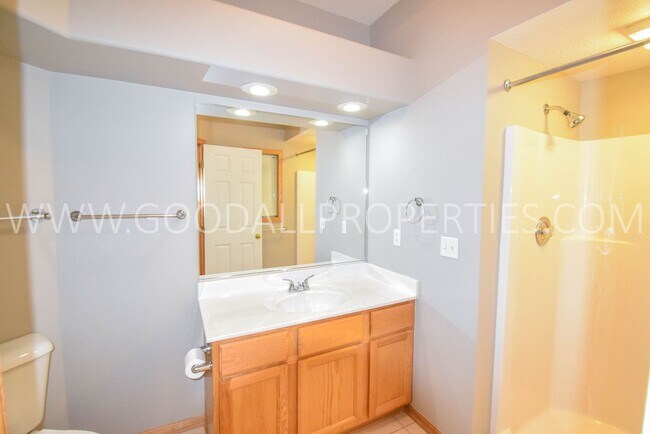 Building Photo - 2 Bedroom 2 bath Town Home in West Des Moines