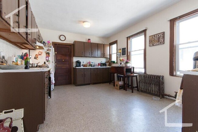 Building Photo - Huge 4 bed unit in Oak Square well below m...