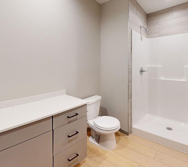Building Photo - 6 bed 2 bath top unit !