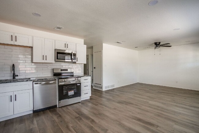 Building Photo - Charming 2 Bedroom Duplex in Westworth Village