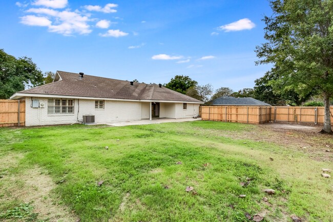 Building Photo - Beautiful Newly Renovated Large Home!