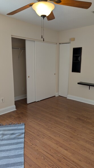 Third bedroom closet - 6909 Lake Place Ct