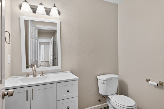 Building Photo - 3 bedrooms / 3.5 bathrooms Townhome w/ Garage
