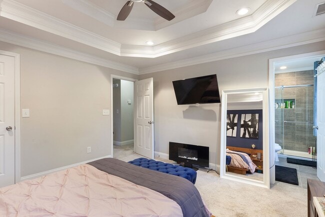 Building Photo - Beautifully Updated Two-Story 3/2.5 w/ Hug...