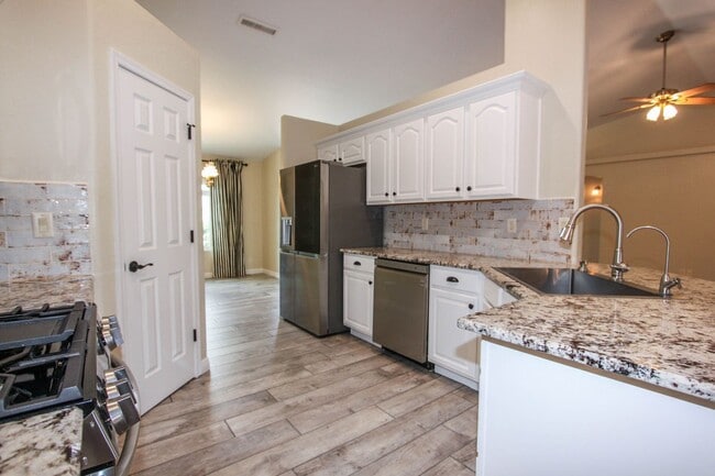 Building Photo - 3 Bedroom Home in Viewpoint East  Applicat...