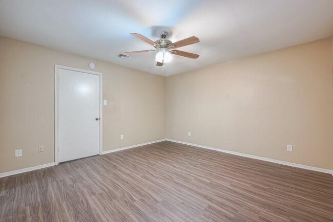 Building Photo - 8450 Ariel St