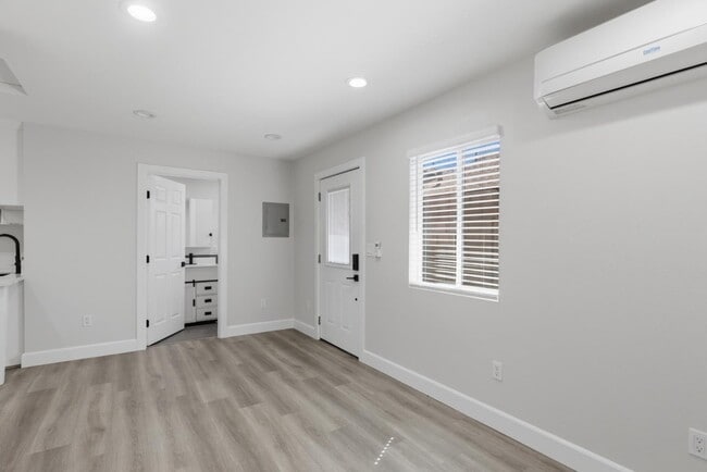 Building Photo - 10788 Mercer Ave