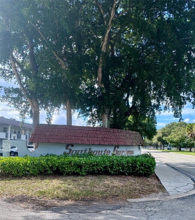 Building Photo - 7320 NW 85th Ct