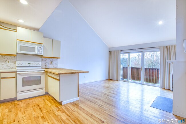 Building Photo - 51 Old Kings Hwy