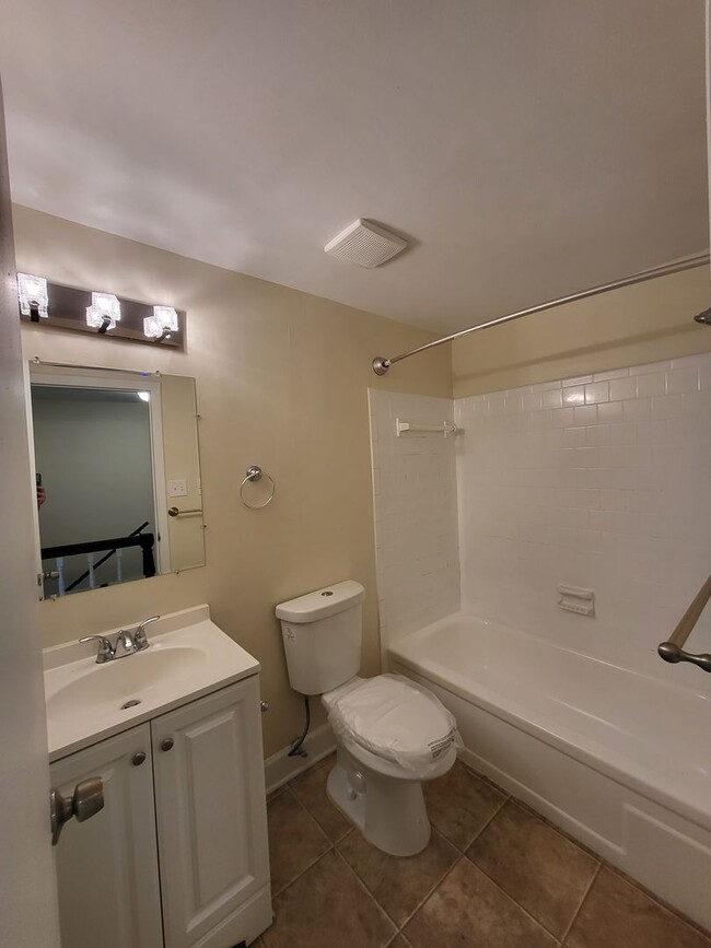 Building Photo - RARE 3-Bed Townhome in Fox Ridge Manor!