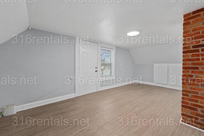 Building Photo - $850 - 1 bed 1 bath - Beautiful newly renovated Multi-family home located in Delano