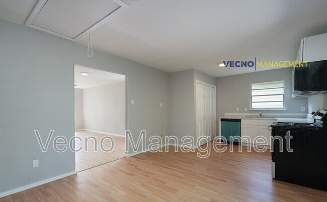Building Photo - 435 W Bedford Ave