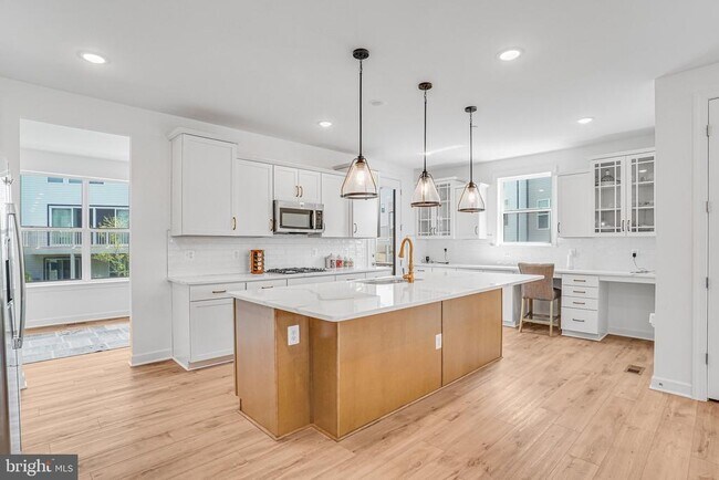 Building Photo - 4975 Longmire Wy