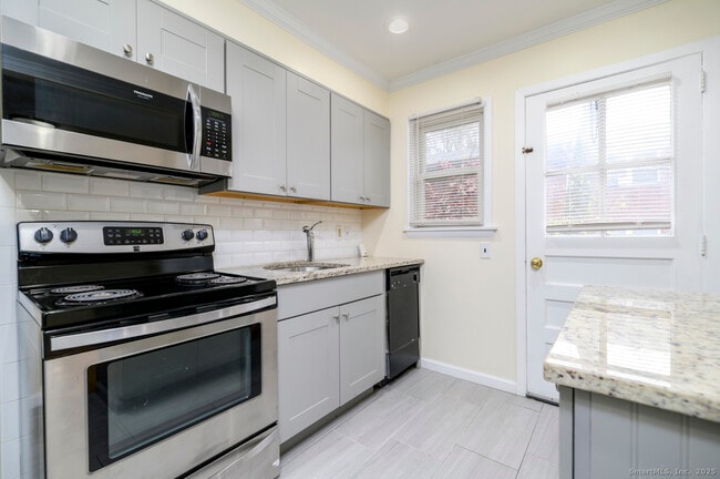 Building Photo - 922 Shippan Ave