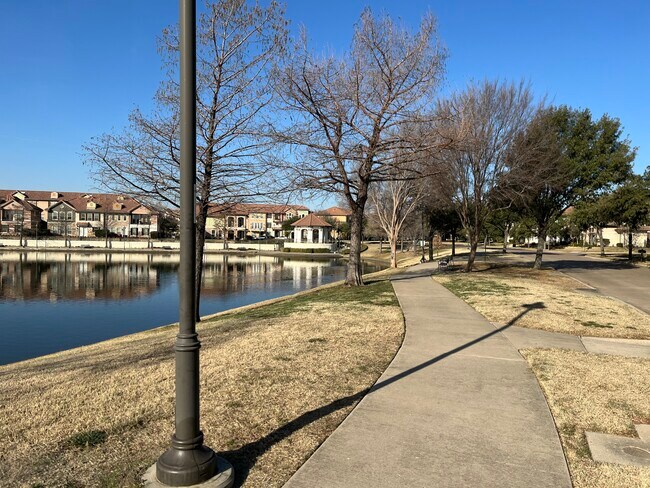 Building Photo - 817 La Cima