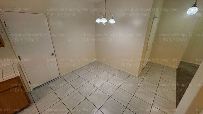 Building Photo - 4 bedroom 2 bathroom split wing home in North Bakersfield