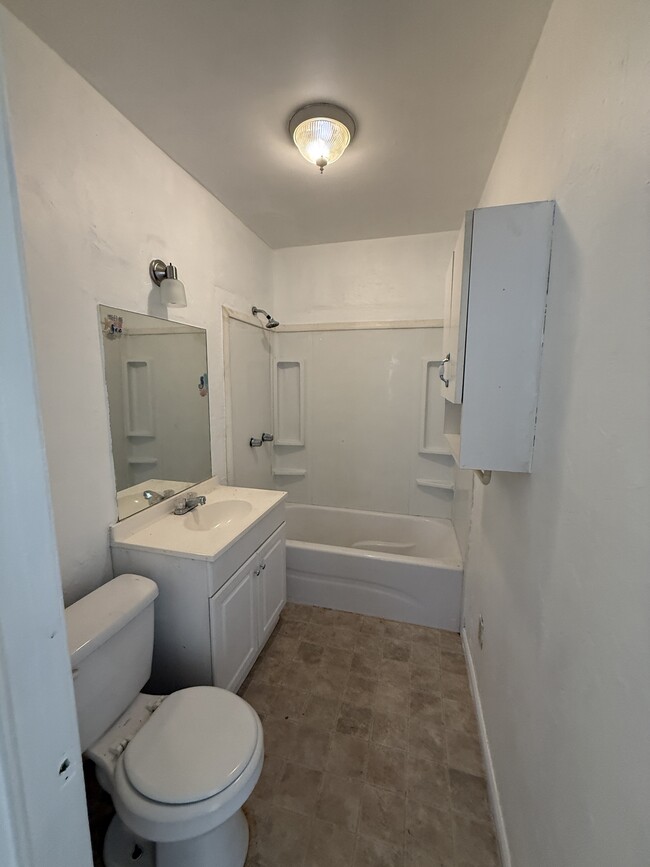 Building Photo - 656 NE Lake Dr