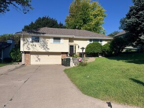 Building Photo - $2000 - 3 Bed 2 Bath Home