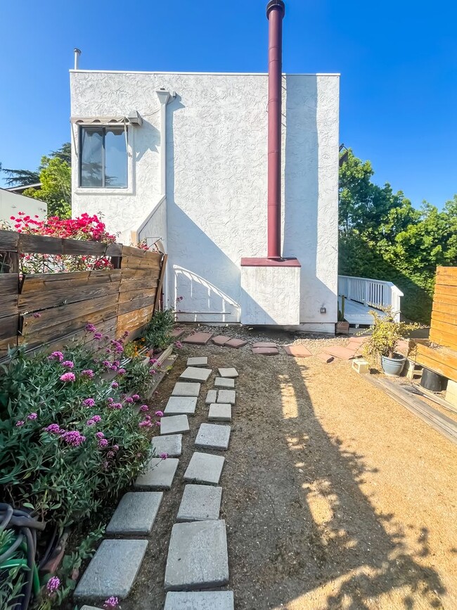 Building Photo - Stunning Light-Flooded Architectural 1BR L...