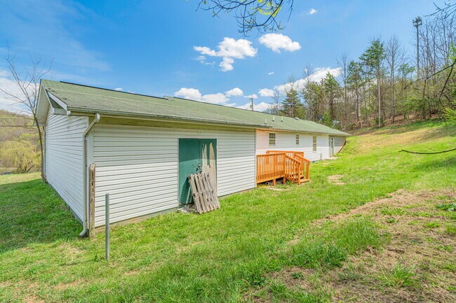 Building Photo - 182 Megan Ln