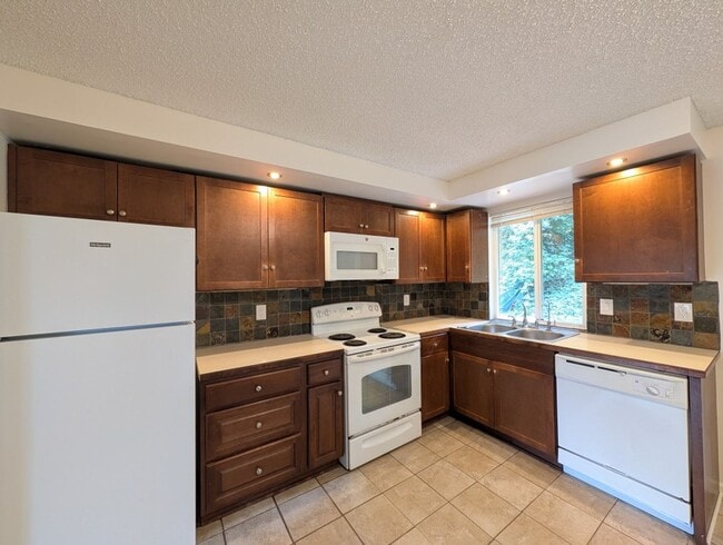 Building Photo - 2Bd/1.5Ba Shoreline Condo